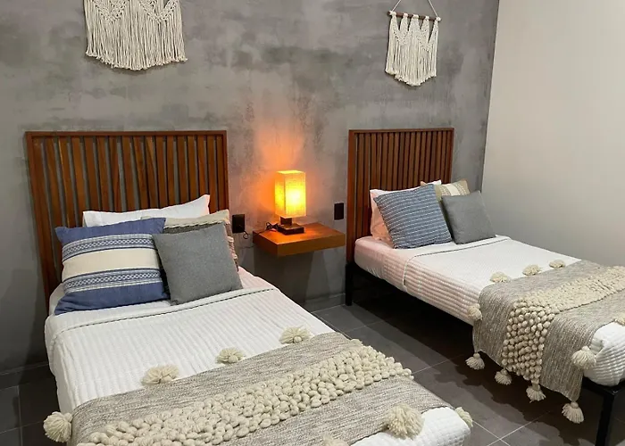 Stylish Condo, 2Bdr, Steps To 5Th Ave, Close To Beach!
