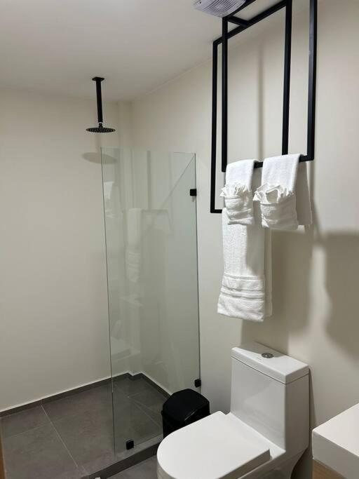 Stylish Condo, 2bdr, Steps To 5th Ave, Close To Beach! *