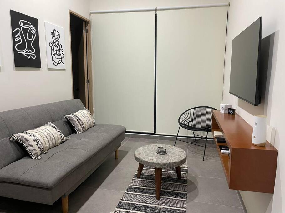 Stylish Condo, 2bdr, Steps To 5th Ave, Close To Beach!